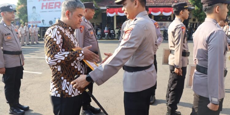 Dua Warga Depok Terima Penghargaan dari Polres Metro Depok atas Aksi Heroik Gagalkan Pencurian