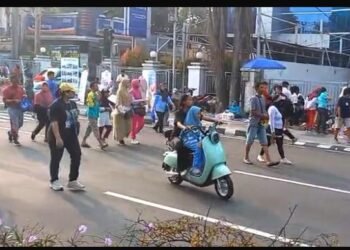 Sepeda listrik seliweran di CFD Depok