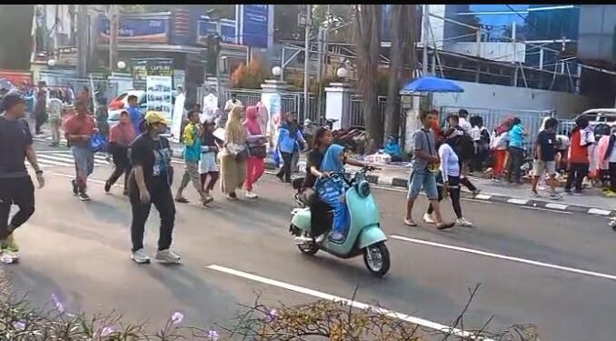 Sepeda listrik seliweran di CFD Depok