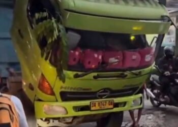 Dump truck mogok di Jalan Raya Tanah Baru Depok menyebabkan kemacetan