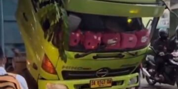 Dump truck mogok di Jalan Raya Tanah Baru Depok menyebabkan kemacetan