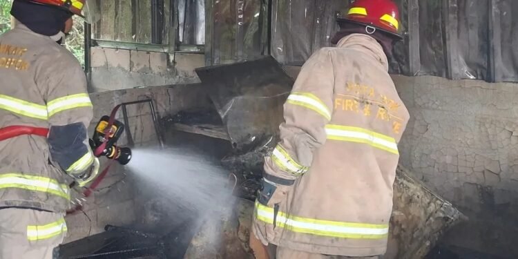 Empat Lapak PKL di Jalan Raya Bogor Depok Ludes Terbakar