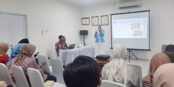 Dokter anak dr. Efrianty jelaskan bahaya konsumsi teh setelah makan bagi anak di RSU Andika, Sabtu (16/8/2025). (Dok: DepokSpotLight)