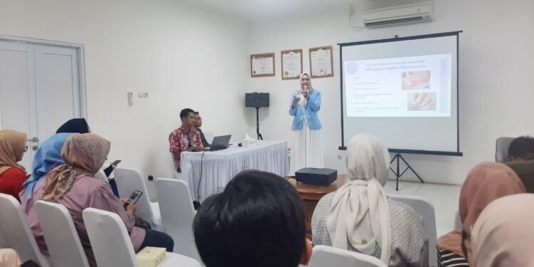 Dokter anak dr. Efrianty jelaskan bahaya konsumsi teh setelah makan bagi anak di RSU Andika, Sabtu (16/8/2025). (Dok: DepokSpotLight)