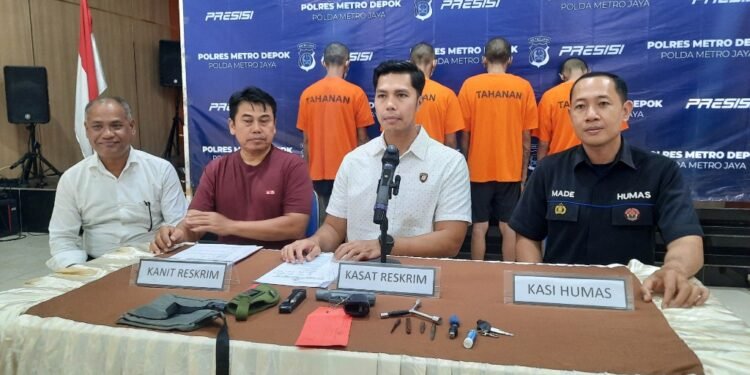 Barang bukti kunci letter T dan airsoft gun yang digunakan sindikat curanmor di Depok