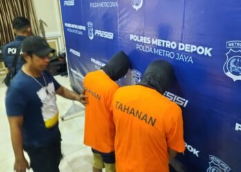 Polisi amankan dua debt collector di Beji, Kota Depok yang paksa warga tandatangani penarikan motor.