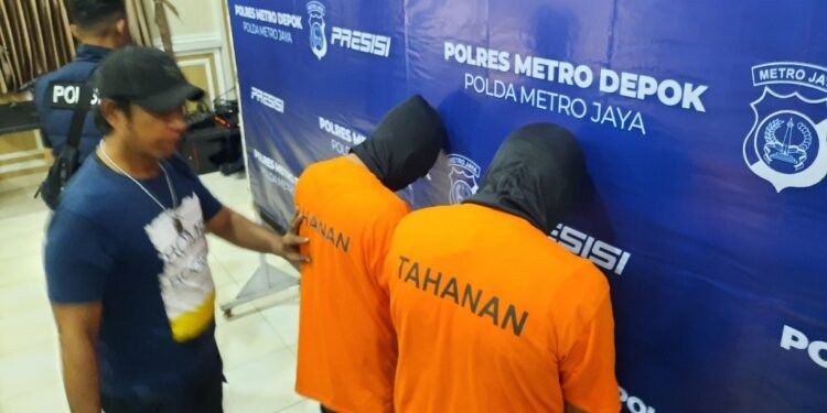 Polisi amankan dua debt collector di Beji, Kota Depok yang paksa warga tandatangani penarikan motor.