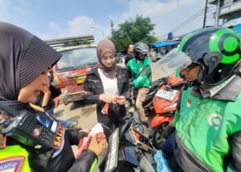 Satlantas Polres Metro Depok Bagikan 1.500 Bendera Merah Putih ke Pengendara