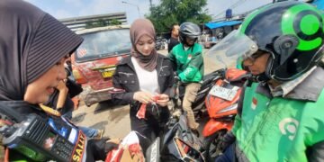 Satlantas Polres Metro Depok Bagikan 1.500 Bendera Merah Putih ke Pengendara