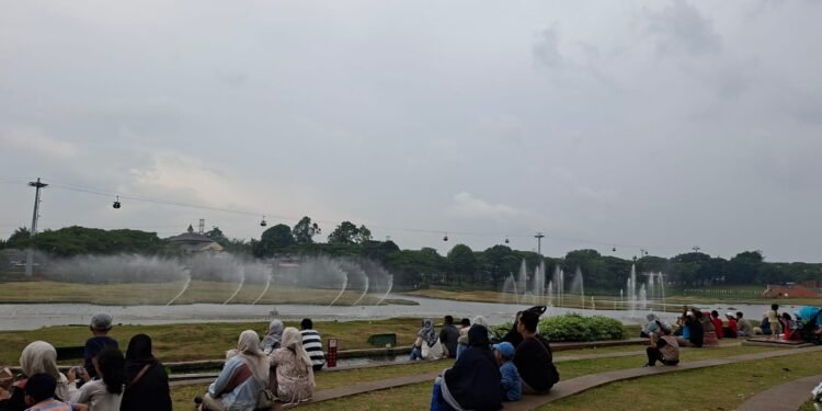 Pertunjukan Air Mancur Tirta Cerita di TMII, Senin (18/8/2025).