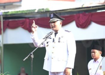 Lurah Tugu Tri Sakti Anggoro membacakan teks Proklamasi tanpa teks dalam upacara HUT ke-80 RI di Kelurahan Tugu, Cimanggis, Depok.