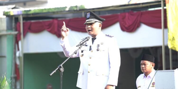 Lurah Tugu Tri Sakti Anggoro membacakan teks Proklamasi tanpa teks dalam upacara HUT ke-80 RI di Kelurahan Tugu, Cimanggis, Depok.