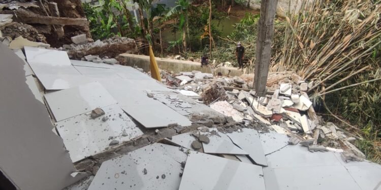 Rumah di Depok Tedampak Longsor, Warga Ungkap Kronologinya
