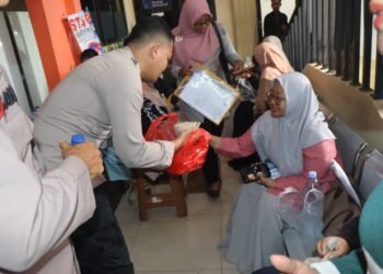 Pelayanan Humanis, Polres Depok Bagikan Makanan untuk Pemohon SKCK
