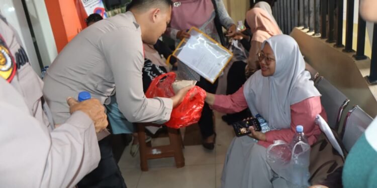 Pelayanan Humanis, Polres Depok Bagikan Makanan untuk Pemohon SKCK