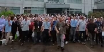 Bukan PHK, Video Viral Ratusan Karyawan Pabrik di Depok Pamit Karena Pensiun Dini 