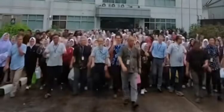 Bukan PHK, Video Viral Ratusan Karyawan Pabrik di Depok Pamit Karena Pensiun Dini 