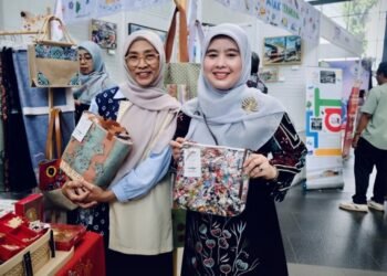 Tas Cantik dari Sampah Plastik Curi Perhatian Cing Ikah di Festival Pengmas UI 2025