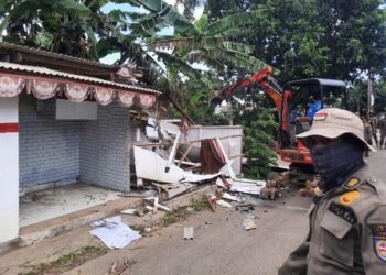 Satpol PP Depok Bongkar Bangunan Liar di Jalur Saluran Air Kemiri Muka