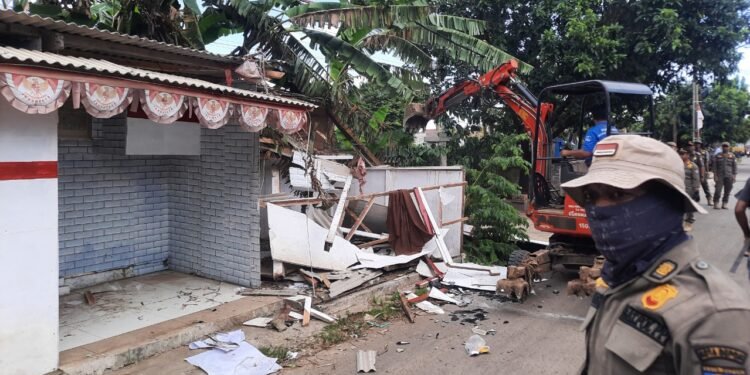 Satpol PP Depok Bongkar Bangunan Liar di Jalur Saluran Air Kemiri Muka