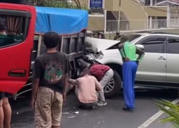 Truk Mundur Tabrak Fortuner di Sawangan Depok, Lalu Lintas Sempat Padat