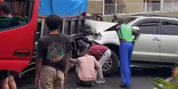 Truk Mundur Tabrak Fortuner di Sawangan Depok, Lalu Lintas Sempat Padat