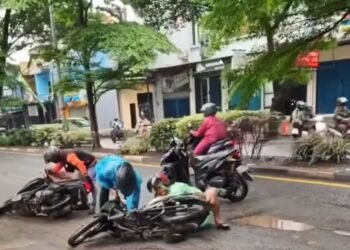 Kondisi Jalan Juanda Depok Dikeluhkan, Motor Terjatuh Akibat Lubang Tertutup Air