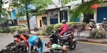 Kondisi Jalan Juanda Depok Dikeluhkan, Motor Terjatuh Akibat Lubang Tertutup Air