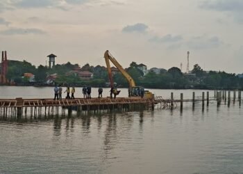 Berdiri di Atas Badan Air, Bangunan Tak Berizin di Situ Tujuh Muara Depok Dibongkar