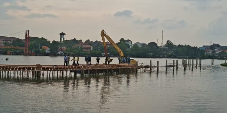 Berdiri di Atas Badan Air, Bangunan Tak Berizin di Situ Tujuh Muara Depok Dibongkar