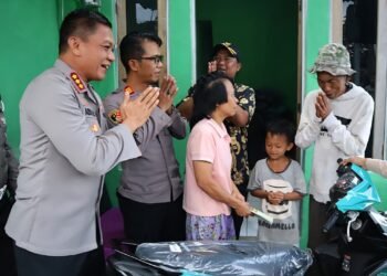 Kapolres Metro Depok Datangi Rumah Pedagang Es Kue Korban Penganiayaan, Beri Bantuan Motor