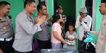 Kapolres Metro Depok Datangi Rumah Pedagang Es Kue Korban Penganiayaan, Beri Bantuan Motor
