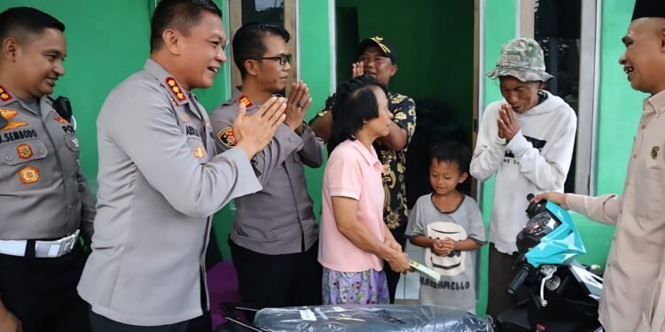 Kapolres Metro Depok Datangi Rumah Pedagang Es Kue Korban Penganiayaan, Beri Bantuan Motor