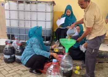 Melihat Program Kumpulin Mijel di Depok, Ubah Limbah Minyak Rumah Tangga Jadi Rezeki