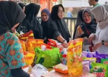 Warga Antusias Beli Sembako Murah di Depok