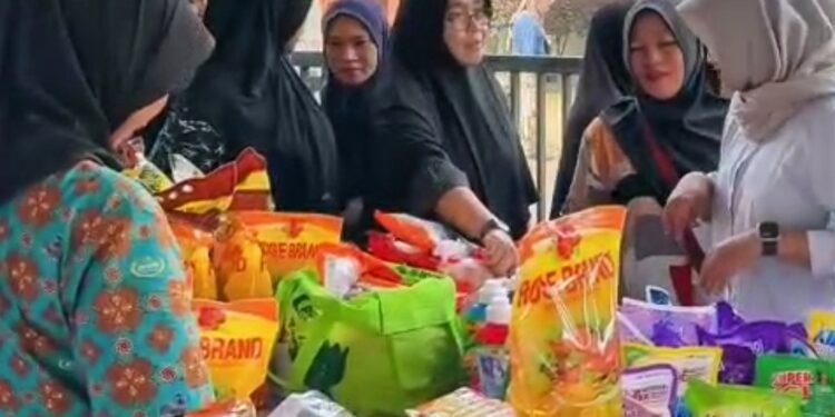 Warga Antusias Beli Sembako Murah di Depok