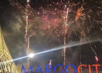 Keren! Pesta Kembang Api Tahun Baru Imlek di Margo City Terangi Langit Depok