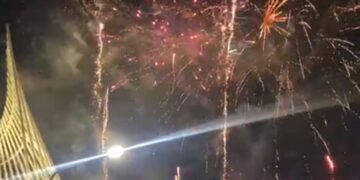 Keren! Pesta Kembang Api Tahun Baru Imlek di Margo City Terangi Langit Depok