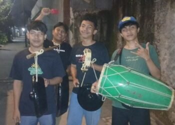 Pemuda di Tanah Baru Depok Bangunkan Sahur dengan Alat Musik Tradisional