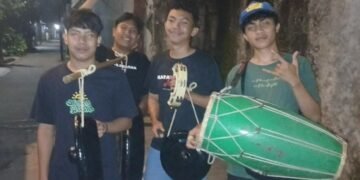 Pemuda di Tanah Baru Depok Bangunkan Sahur dengan Alat Musik Tradisional
