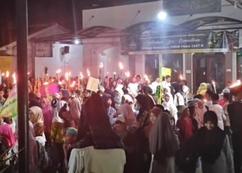 Sempat Diguyur Hujan, Pawai Obor Sambut Ramadan di Tanah Baru Depok Tetap Meriah