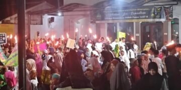 Sempat Diguyur Hujan, Pawai Obor Sambut Ramadan di Tanah Baru Depok Tetap Meriah