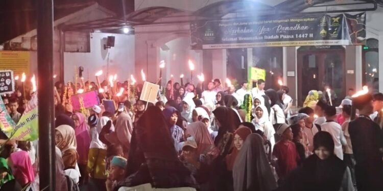 Sempat Diguyur Hujan, Pawai Obor Sambut Ramadan di Tanah Baru Depok Tetap Meriah