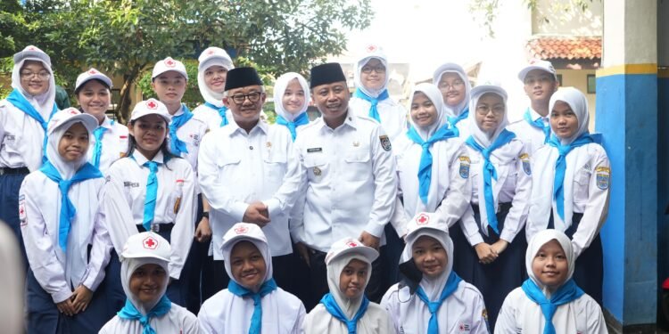 Kunjungi Depok, Mendikdasmen Tekankan Pembatasan Gawai di Sekolah