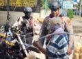 Polisi Humanis di Depok, Lansia Penjual Kerupuk Dibantu hingga Dagangannya Ludes