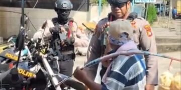 Polisi Humanis di Depok, Lansia Penjual Kerupuk Dibantu hingga Dagangannya Ludes