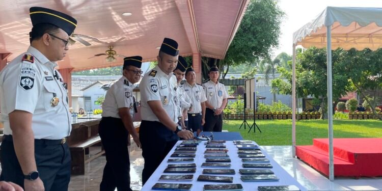 Lapas Gunung Sindur Tegas Terapkan Zero Halinar, Puluhan Handphone Ilegal Dimusnahkan