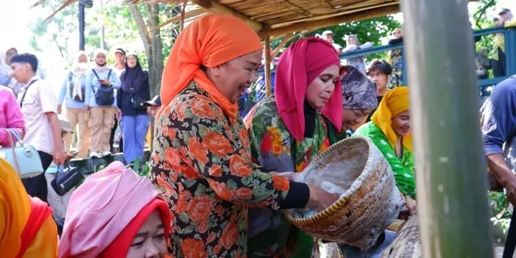 Lebaran Depok Angkat Kembali Tradisi Nyuci Perabotan Tempo Dulu