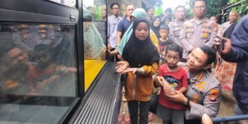 Kisah Pengamen Viral di Depok Berakhir Haru dengan Bantuan Polisi